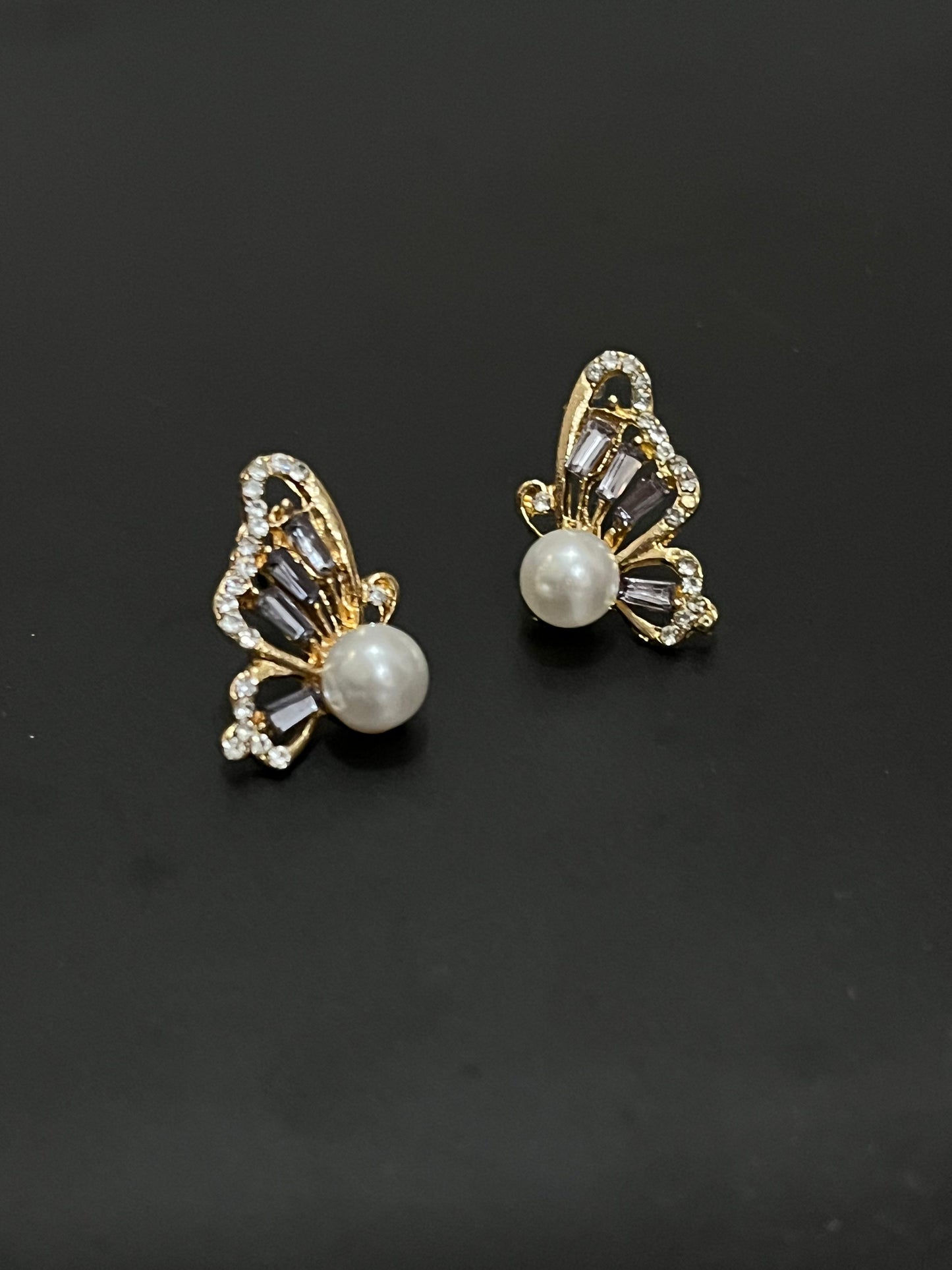 PearlFlit| Grey Earrings🐚🦋