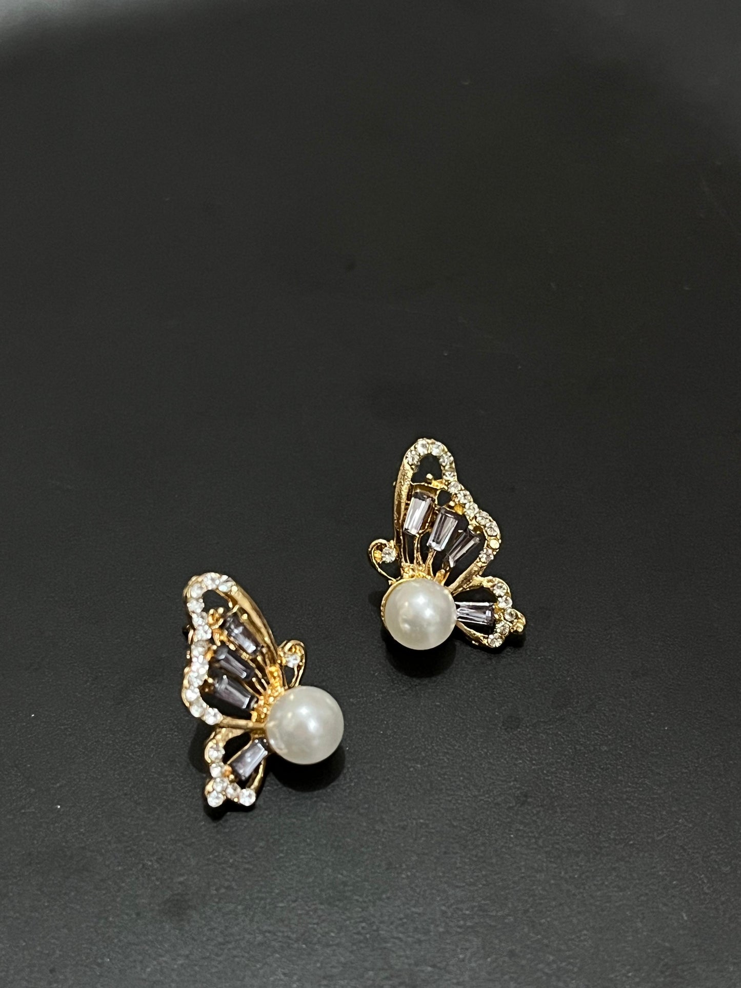 PearlFlit| Grey Earrings🐚🦋
