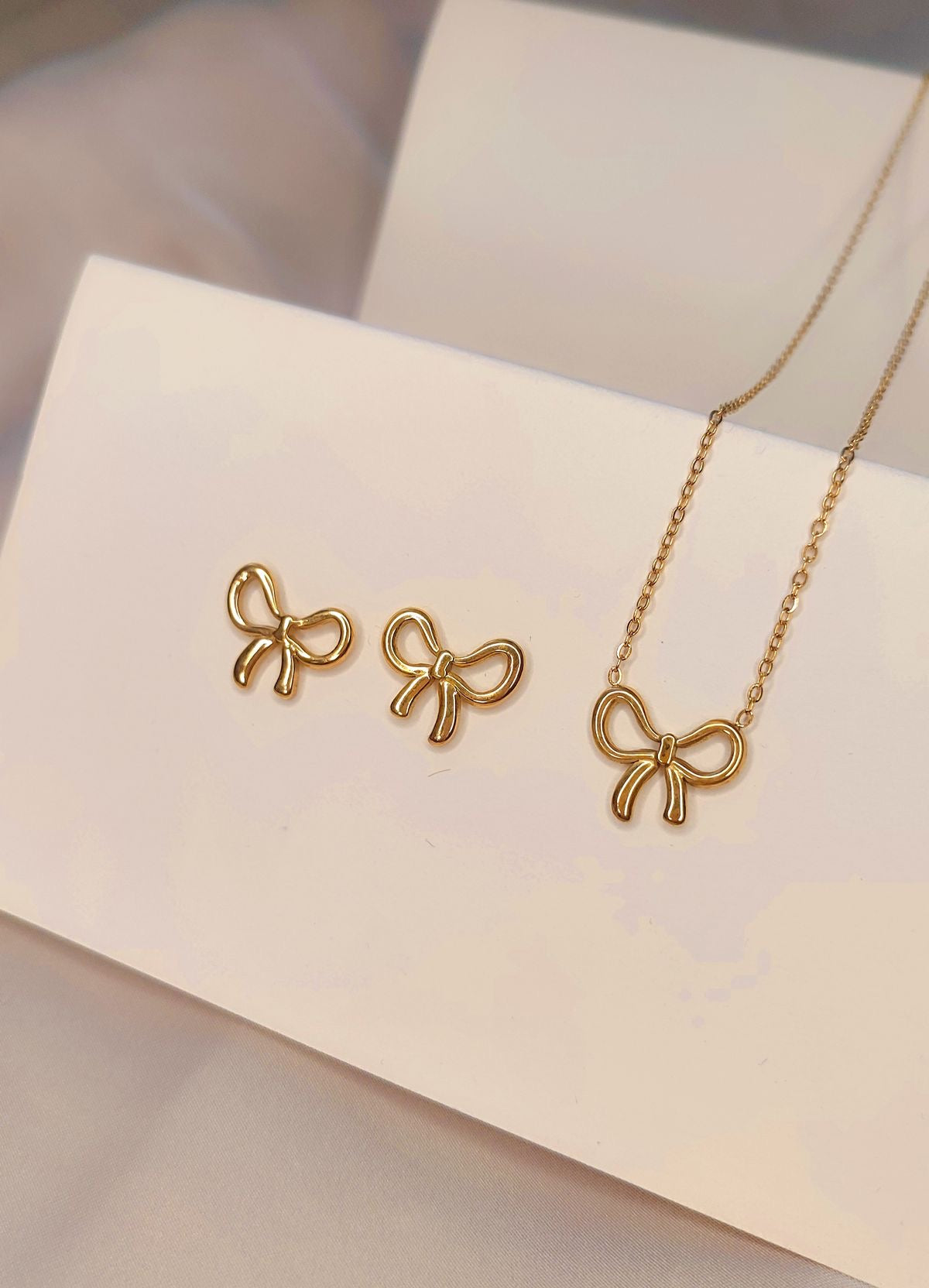 Bowed Beauty β¨π(Pendant with earrings)