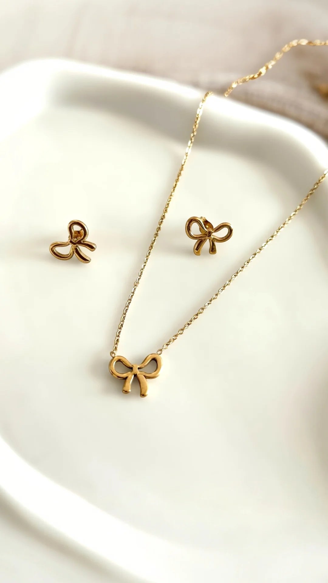 Bowed Beauty β¨π(Pendant with earrings)