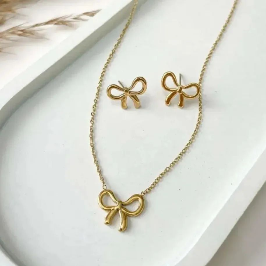 Bowed Beauty β¨π(Pendant with earrings)