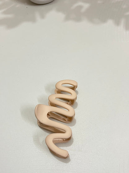 ☁️ Sandy Swirl – Nude Wavy Clip 🤍✨