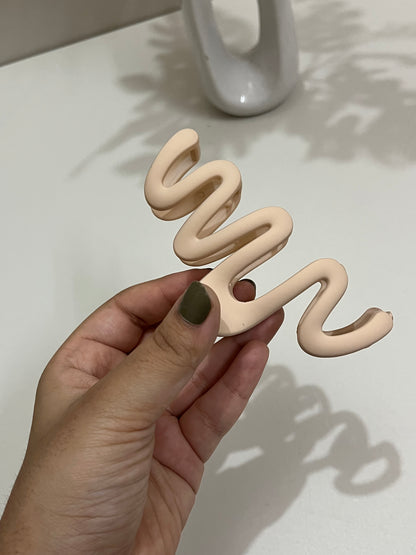 ☁️ Sandy Swirl – Nude Wavy Clip 🤍✨