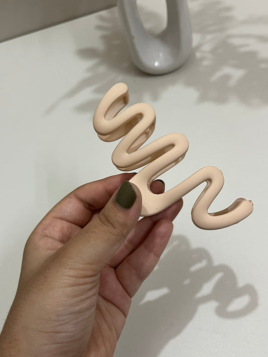 ☁️ Sandy Swirl – Nude Wavy Clip 🤍✨