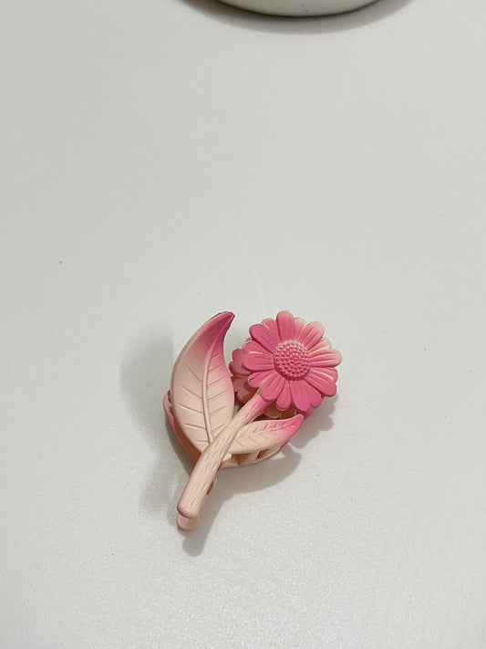 Strawberry Bloom Claw Clip🌸🍓