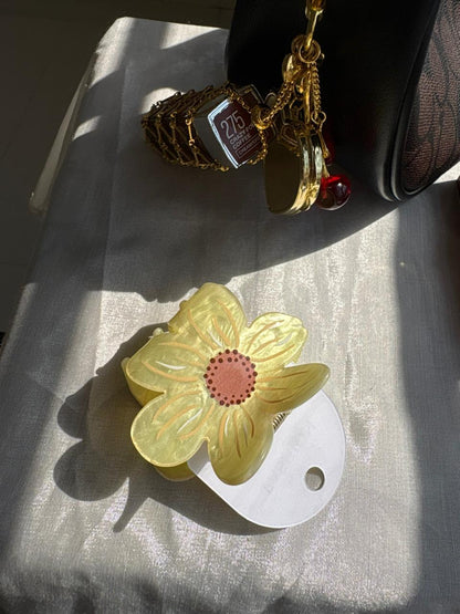 Butter Blossom Hair Claw 🌼