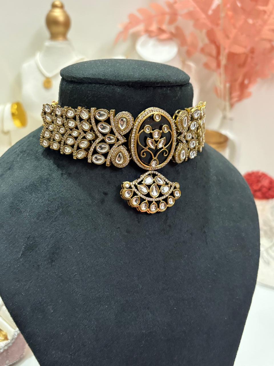 Antique Teardrop Kundan Necklace Set