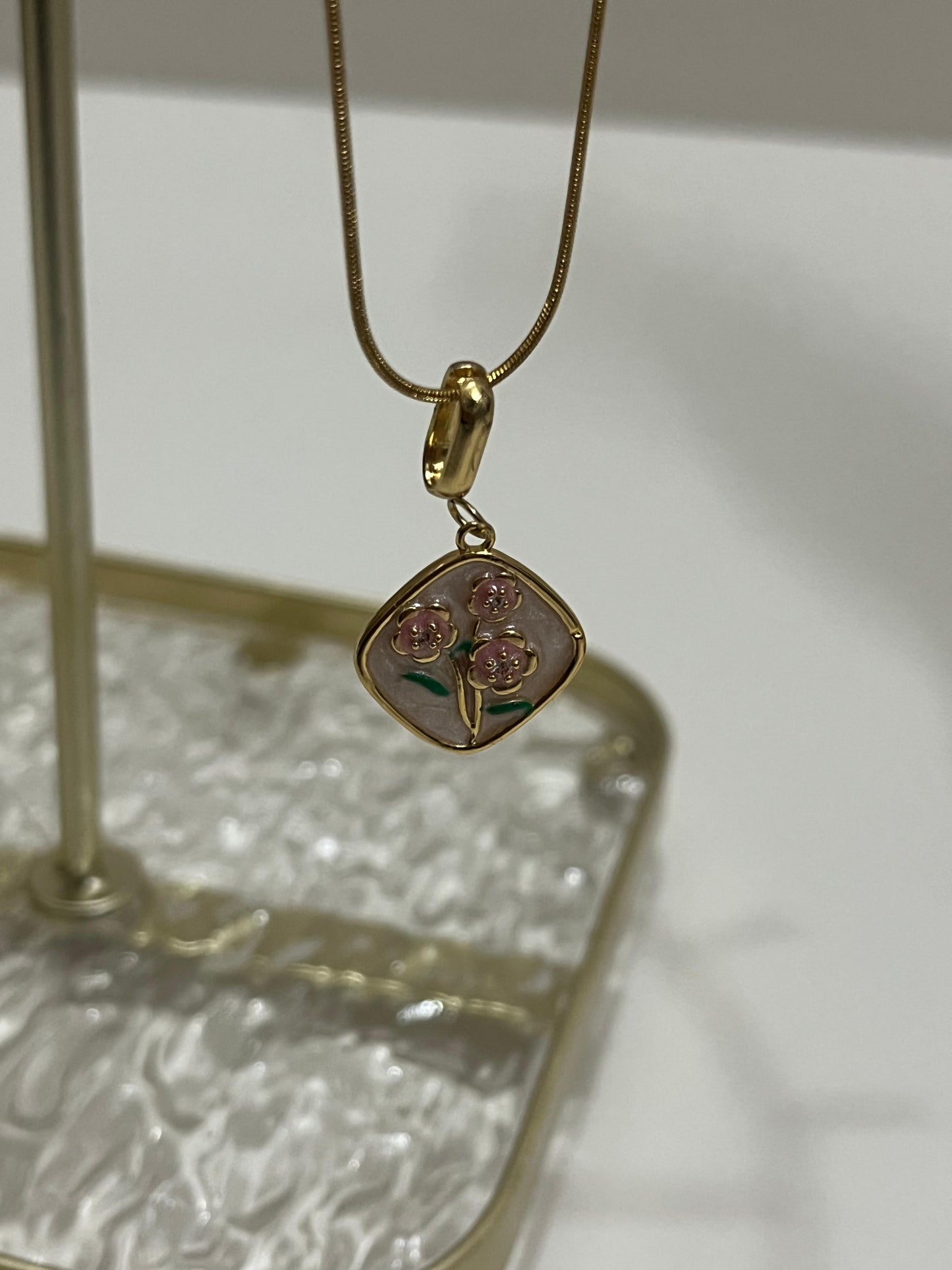 RoséWhirl Pendant🤍🌹